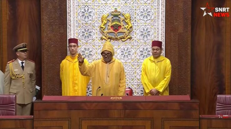 Mohammed VI à l'ouverture du Parlement marocain, Rabat, le 9 octobre 2026. Image SNRT diffusée par LeBrief.