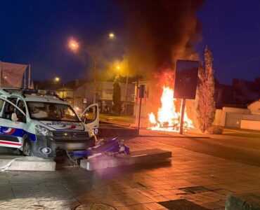 Moto d'Adjel B. sous un véhicule de police à Saint-Pierre-des-Corps le 19 septembre 2026