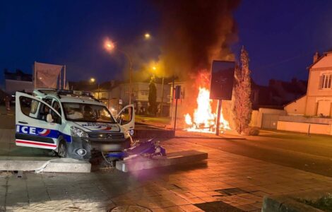 Moto d'Adjel B. sous un véhicule de police à Saint-Pierre-des-Corps le 19 septembre 2026