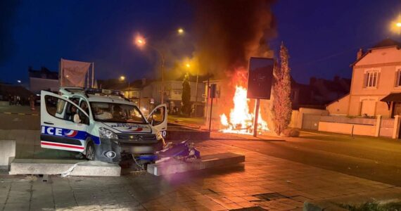 Moto d'Adjel B. sous un véhicule de police à Saint-Pierre-des-Corps le 19 septembre 2026