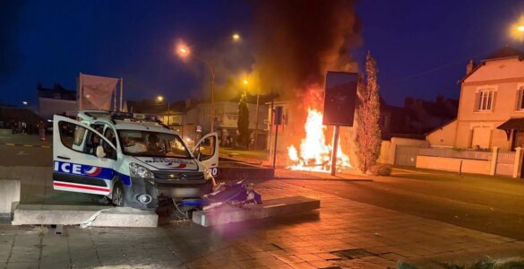 Moto d'Adjel B. sous un véhicule de police à Saint-Pierre-des-Corps le 19 septembre 2026