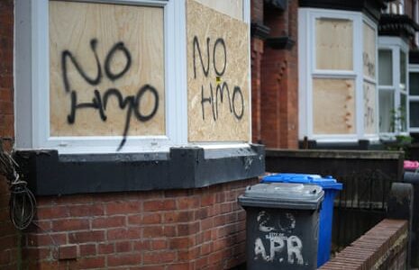 Fenêtres murées et tags No HMO à Salford, photo Christopher Furlong Getty Images