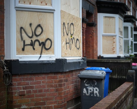 Fenêtres murées et tags No HMO à Salford, photo Christopher Furlong Getty Images