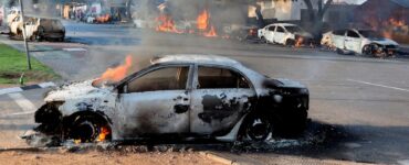 Un véhicule incendié lors des manifestations liées à l’immigration à Soweto, en Afrique du Sud, le 8 octobre 2026. Associated Press, via ABC News.