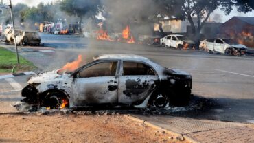 Un véhicule incendié lors des manifestations liées à l’immigration à Soweto, en Afrique du Sud, le 8 octobre 2026. Associated Press, via ABC News.