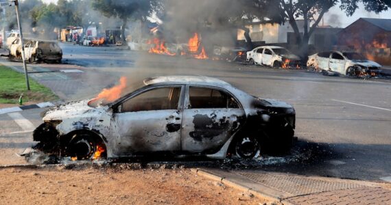 Un véhicule incendié lors des manifestations liées à l’immigration à Soweto, en Afrique du Sud, le 8 octobre 2026. Associated Press, via ABC News.