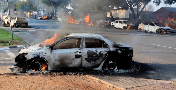 Un véhicule incendié lors des manifestations liées à l’immigration à Soweto, en Afrique du Sud, le 8 octobre 2026. Associated Press, via ABC News.