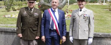 Stéphane Labbé, au centre devant la mairie de Vern-sur-Seiche, le 8 juin 2024. Photographie d’archives.