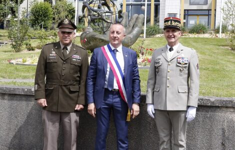 Stéphane Labbé, au centre devant la mairie de Vern-sur-Seiche, le 8 juin 2024. Photographie d’archives.