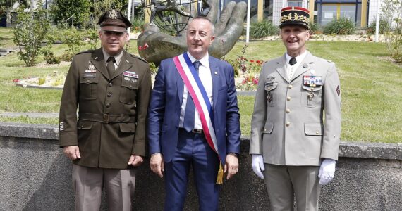 Stéphane Labbé, au centre devant la mairie de Vern-sur-Seiche, le 8 juin 2024. Photographie d’archives.