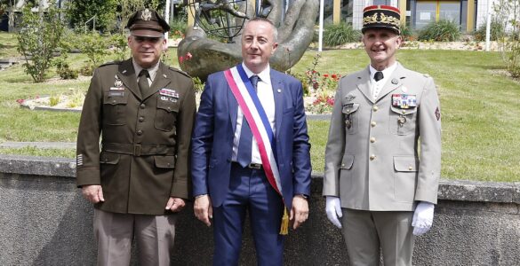 Stéphane Labbé, au centre devant la mairie de Vern-sur-Seiche, le 8 juin 2024. Photographie d’archives.