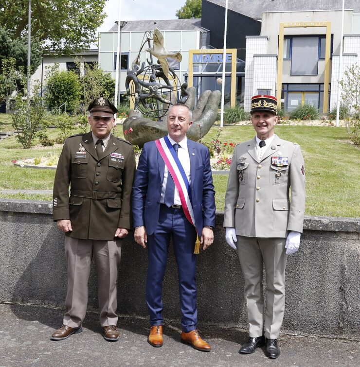 Stéphane Labbé, au centre devant la mairie de Vern-sur-Seiche, le 8 juin 2024. Photographie d’archives.