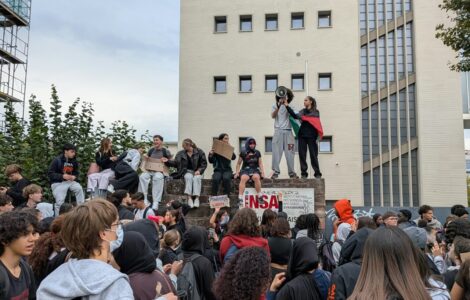 Manifestation devant un lycée à Strasbourg, illustration de l'accident au mortier