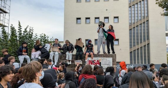 Manifestation devant un lycée à Strasbourg, illustration de l'accident au mortier