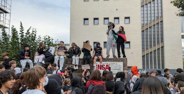 Manifestation devant un lycée à Strasbourg, illustration de l'accident au mortier