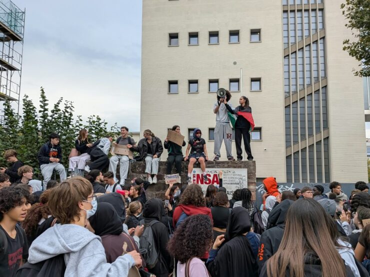 Manifestation devant un lycée à Strasbourg, illustration de l'accident au mortier