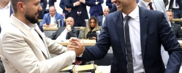 Ulrich Siegmund félicite Tobias Rausch après son élection à la présidence du Parlement de Saxe-Anhalt, le 6 octobre 2026.