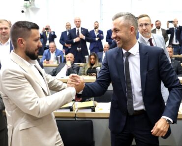 Ulrich Siegmund félicite Tobias Rausch après son élection à la présidence du Parlement de Saxe-Anhalt, le 6 octobre 2026.