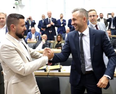 Ulrich Siegmund félicite Tobias Rausch après son élection à la présidence du Parlement de Saxe-Anhalt, le 6 octobre 2026.