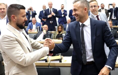 Ulrich Siegmund félicite Tobias Rausch après son élection à la présidence du Parlement de Saxe-Anhalt, le 6 octobre 2026.