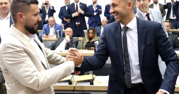 Ulrich Siegmund félicite Tobias Rausch après son élection à la présidence du Parlement de Saxe-Anhalt, le 6 octobre 2026.