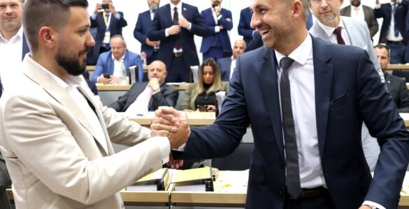 Ulrich Siegmund félicite Tobias Rausch après son élection à la présidence du Parlement de Saxe-Anhalt, le 6 octobre 2026.