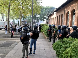École Cuvier à Toulouse, confinée après des tirs de mortiers et projectiles en marge des blocages lycéens