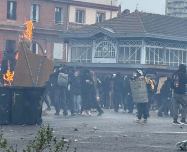 Toulouse le 17 octobre 2026 : poubelles en feu et manifestants masqués au quartier Saint-Cyprien, photographie DDM / L. Hervé ; photo de contexte sans identification du prévenu.