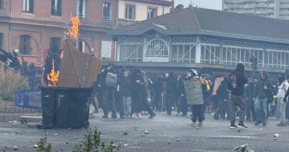 Toulouse le 17 octobre 2026 : poubelles en feu et manifestants masqués au quartier Saint-Cyprien, photographie DDM / L. Hervé ; photo de contexte sans identification du prévenu.