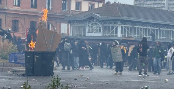 Toulouse le 17 octobre 2026 : poubelles en feu et manifestants masqués au quartier Saint-Cyprien, photographie DDM / L. Hervé ; photo de contexte sans identification du prévenu.
