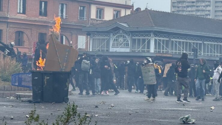 Toulouse le 17 octobre 2026 : poubelles en feu et manifestants masqués au quartier Saint-Cyprien, photographie DDM / L. Hervé ; photo de contexte sans identification du prévenu.