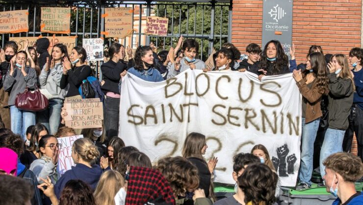 Rassemblement devant le lycée Saint-Sernin à Toulouse, photographié par Frédéric Scheiber pour La Dépêche du Midi.