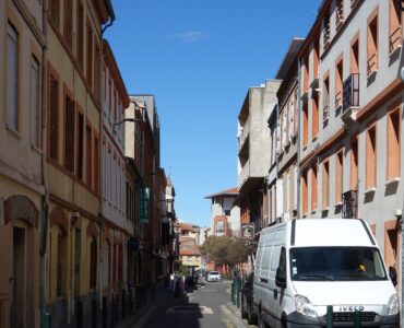 La rue de l’Industrie vue depuis la rue de la Colombette à Toulouse, le 1er avril 2024. Vue d’archive du secteur.