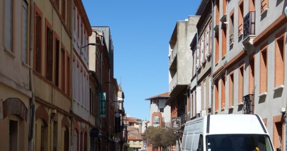 La rue de l’Industrie vue depuis la rue de la Colombette à Toulouse, le 1er avril 2024. Vue d’archive du secteur.