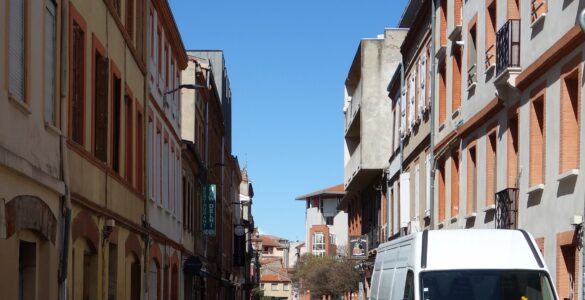 La rue de l’Industrie vue depuis la rue de la Colombette à Toulouse, le 1er avril 2024. Vue d’archive du secteur.
