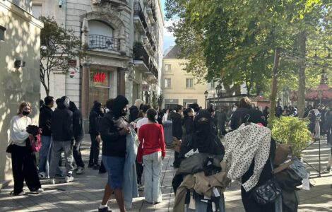 Deux jeunes femmes photographiées pendant le pillage du magasin H&M de Tours le 17 octobre 2026, photo Rachel Herman / La Nouvelle République