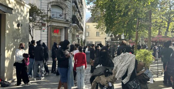 Deux jeunes femmes photographiées pendant le pillage du magasin H&M de Tours le 17 octobre 2026, photo Rachel Herman / La Nouvelle République