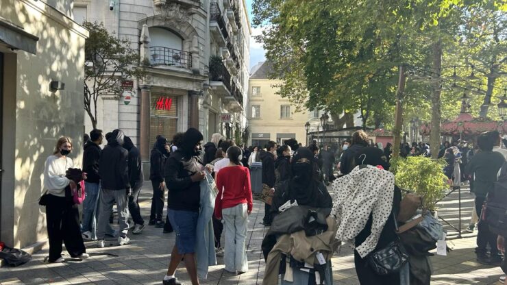 Deux jeunes femmes photographiées pendant le pillage du magasin H&M de Tours le 17 octobre 2026, photo Rachel Herman / La Nouvelle République