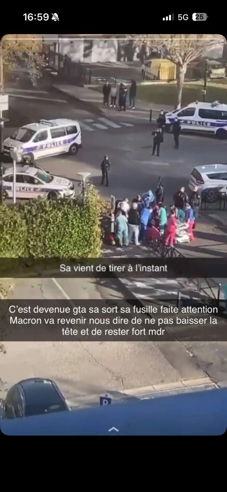 Capture d'écran montrant une intervention de police et des secours près de l'hôpital à Trappes, diffusée le 25 octobre 2026