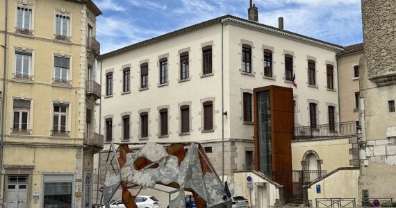 Façade du tribunal judiciaire de Vienne, photographie du 14 mai 2026