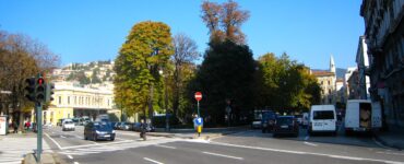 Piazza Libertà, lieu de l’aide aux migrants à Trieste. Vue d’archives du 26 octobre 2009, Tiesse, CC0.