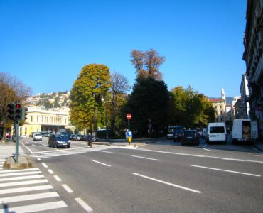 Piazza Libertà, lieu de l’aide aux migrants à Trieste. Vue d’archives du 26 octobre 2009, Tiesse, CC0.