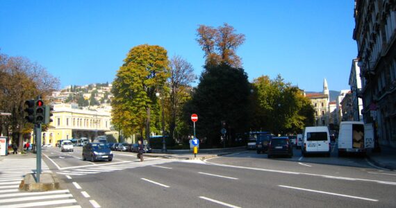 Piazza Libertà, lieu de l’aide aux migrants à Trieste. Vue d’archives du 26 octobre 2009, Tiesse, CC0.