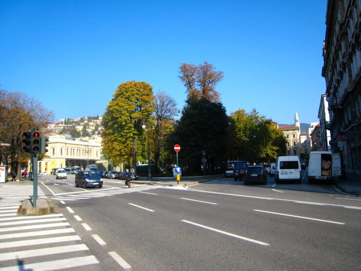 Piazza Libertà, lieu de l’aide aux migrants à Trieste. Vue d’archives du 26 octobre 2009, Tiesse, CC0.