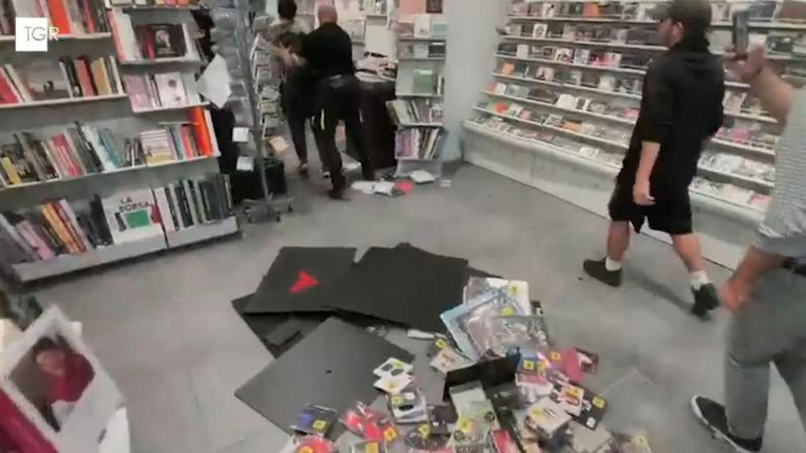 Affrontements et assaut de la librairie Feltrinelli à Turin