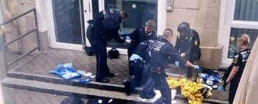 Intervention des policiers dans la cour de l’hôtel de ville de Tuttlingen le 8 octobre 2026. Christian Klemm / dpa.