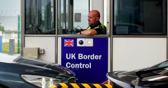 Agent de UK Border Force à un poste de contrôle routier, Gary E Perkin Alamy via The Guardian