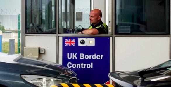 Agent de UK Border Force à un poste de contrôle routier, Gary E Perkin Alamy via The Guardian