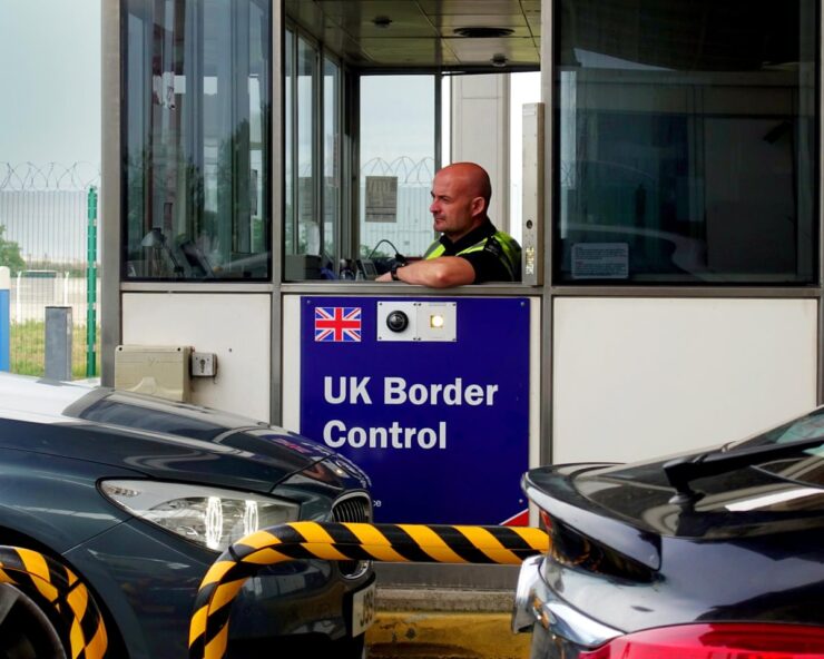Agent de UK Border Force à un poste de contrôle routier, Gary E Perkin Alamy via The Guardian