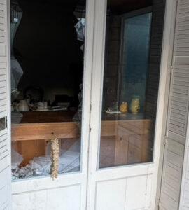Vitrage et volets endommagés de la maison familiale à Vénissieux (photo fournie à LyonMag)